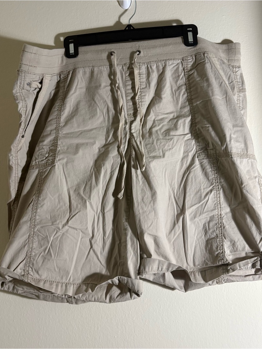 Women’s Avenue Light Beige Drawstring Shorts Size 20